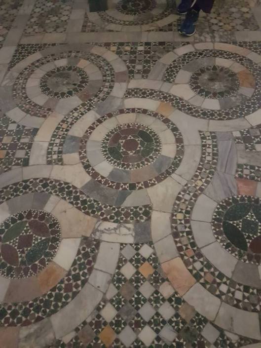 il pavimento della cripta.jpg